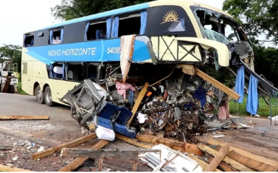 Três pessoas morrem e 42 ficam feridas em acidente entre ônibus e carreta na BR-163