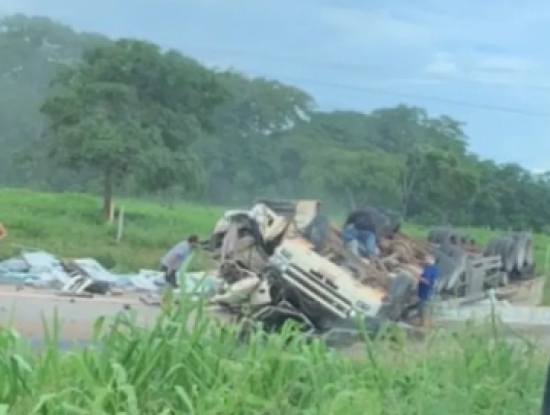 Motorista morre após tombar carreta e ser atingido por outros dois veículos na BR-364 em MT