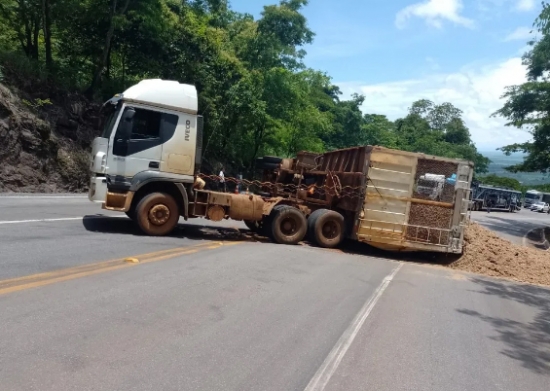 Carreta tomba e trânsito fica parado em rodovia de MT