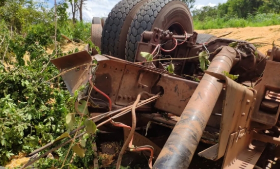 Motorista sobrevive após caminhão se partir ao meio em acidente na BR-158