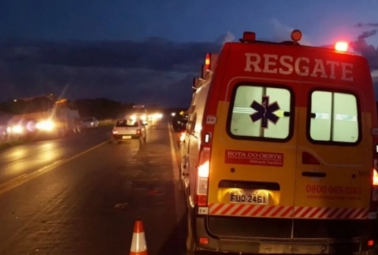 Motorista fica preso às ferragens e morre após carreta de soja tombar na BR-364 em MT