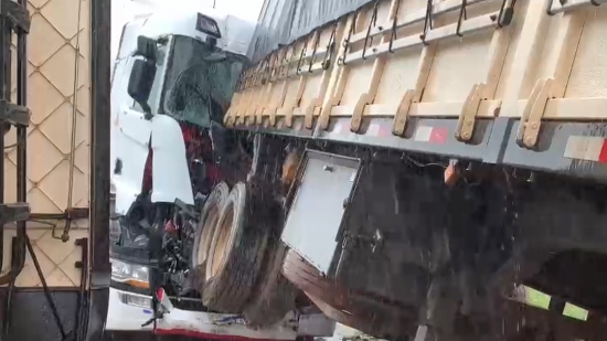 Cinco carretas se envolvem em acidente na BR-163 em MT
