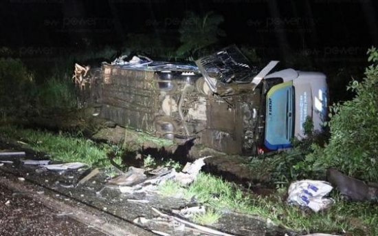 Acidente entre ônibus e carreta deixa um morto e 6 feridos na BR-163 em MT