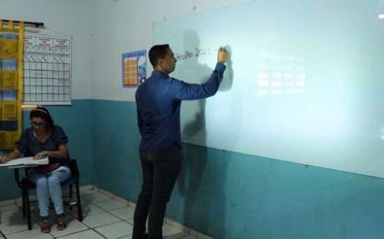 Aragarças instala lousas de vidro em escolas municipais e adquire novos equipamentos para Educação