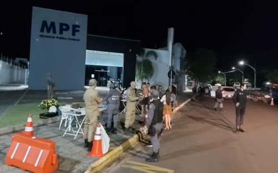Lei Seca: motorista bêbado é preso e 18 veículos são removidos em blitz em Barra do Garças