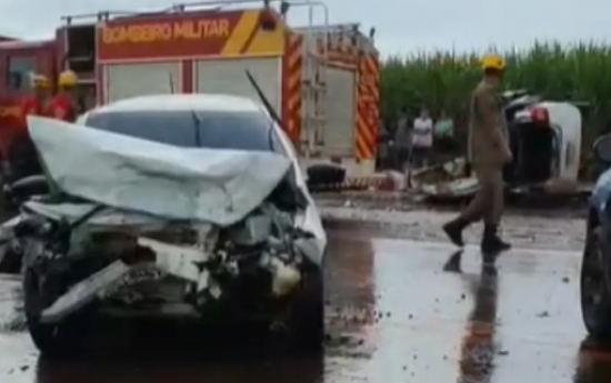 Acidente entre dois carros deixa pessoa morta e quatro feridas