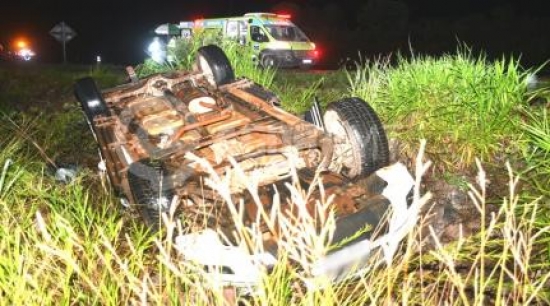 Carro com pai e filho capota em rodovia; homem morre na hora