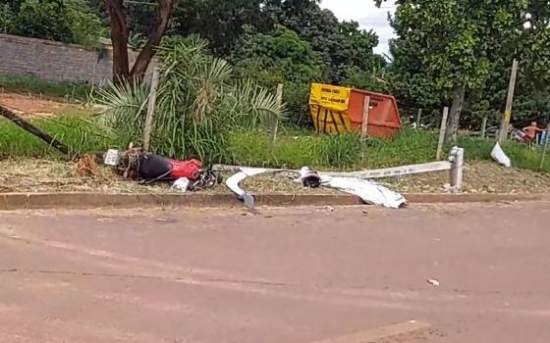 Homem morre após bater moto contra poste em Barra do Garças; mulher ficou ferida