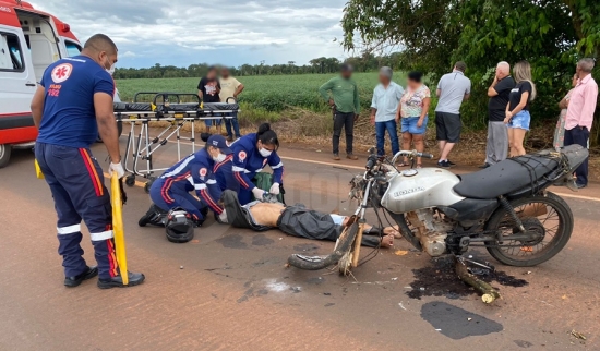 Carreta passa por cima de motociclista, condutor não vê e segue viagem