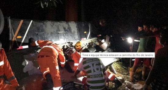 Ônibus cai de ponte e deixa ao menos quatro mortos  