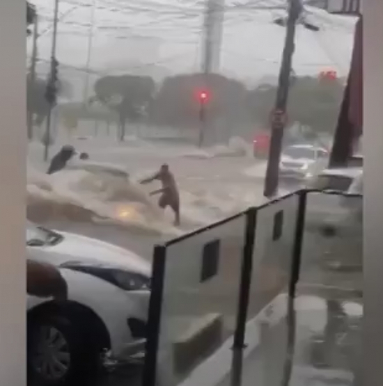 Homens se juntam para salvar mulheres ilhadas dentro de carro durante chuva em Goiânia