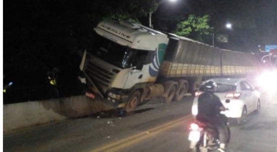 Carreta bate em mureta de proteção de ponte e fica 