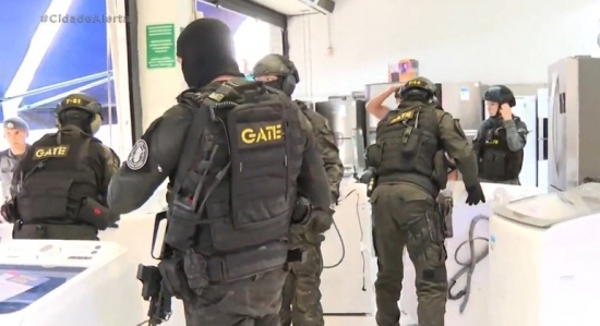 Assaltante mantém cinco pessoas reféns por duas horas em loja das Casas Bahia 