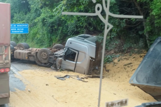 Acidente entre carretas e um carro deixa trecho da BR-163 em MT totalmente interditada