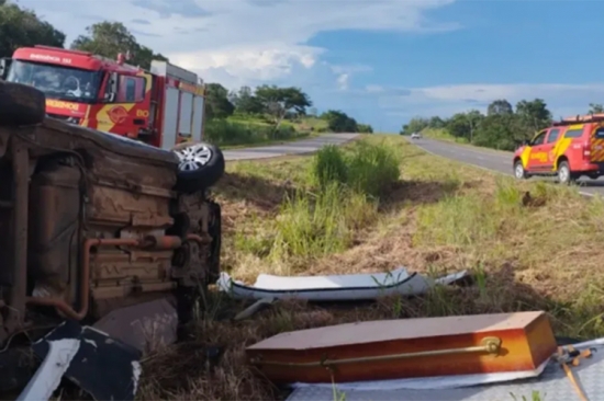 Carro de funerária capota, mata motorista e deixa caixão espalhado pela GO-080