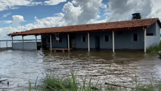 Nível do Lago Serra da Mesa sobe e água invade casas