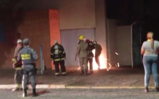 Bombeiros serram portão de central da Oi para conter incêndio no centro de Barra do Garças; vídeo