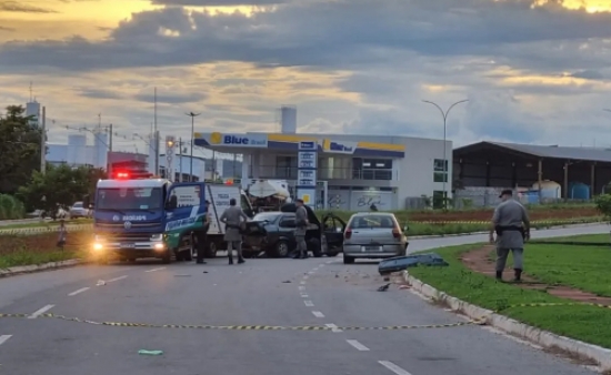 Motorista morre ao ser atropelado pelo próprio carro após descer para olhar motor e veículo ser atingido por outro carro