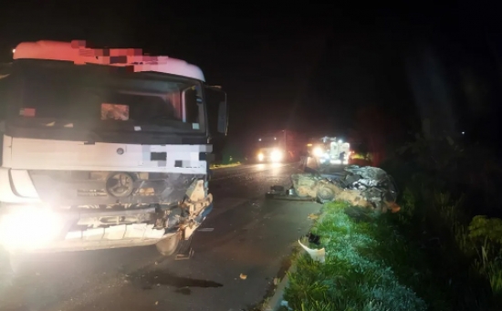 Acidente com caminhão mata duas pessoas e deixa carro destruído na BR-153, diz PRF