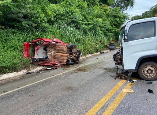Professora morre após perder controle de carro, capotar e atingir caminhão na BR-070 em MT