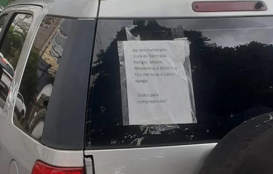 Motorista recém-habilitada faz apelo em bilhete no vidro de carro para motoristas manterem distância: 'Fico nervosa e o carro apaga'