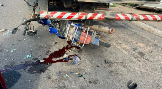 Motociclista bate na traseira de caminhão-guincho e fica em estado grave 