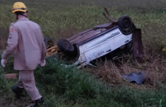 Homem morre e três ficam feridos em acidente 