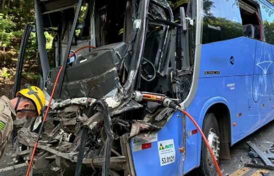 Ônibus bate na traseira de caminhão na BR-020