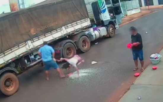 Caminhoneiro filmado espancando a mulher até ela desmaiar alegou que estava irritado no momento, diz polícia