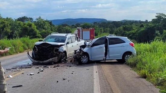 Criança morre após batida de frente entre dois carros na BR-070