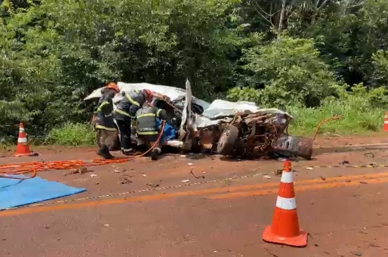 Duas mulheres morrem e cinco pessoas ficam feridas em acidente entre caminhonete e carro em MT