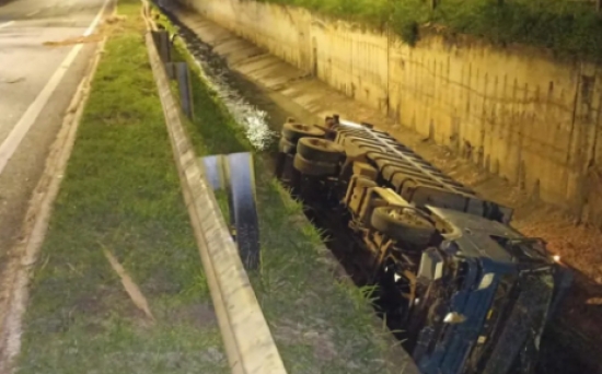 Caminhão cai dentro do rio, em Goiânia