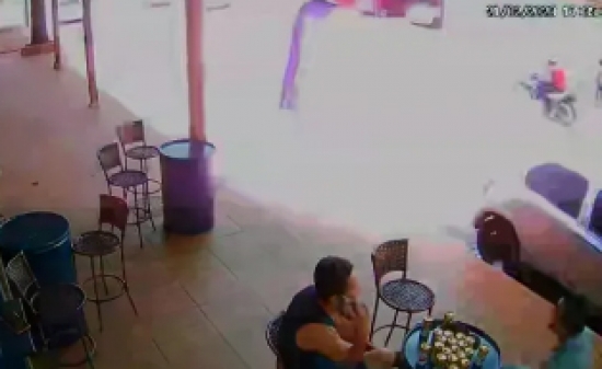 Raio cai em frente a distribuidora de bebidas e assusta clientes durante chuva