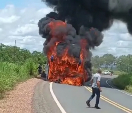 Motociclista morre e 16 pessoas ficam feridas em acidente com ônibus na MT-010; veículo pegou fogo após a batida