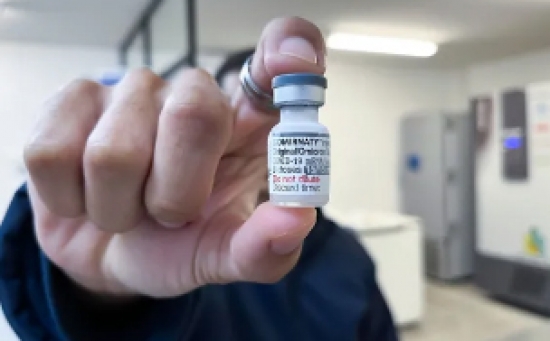 Primeira remessa de vacina bivalente contra a Covid-19 chega em Cuiabá