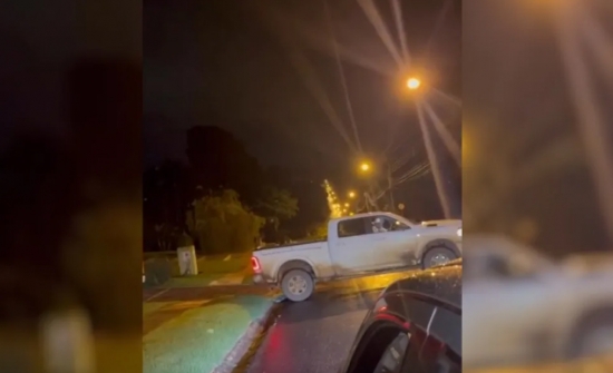 Empresário para caminhonete e faz ‘serenata’ na porta da casa de Leonardo ao som de ‘Rumo à Goiânia’