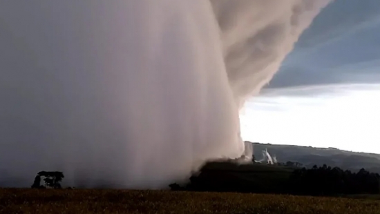 Agricultor registra nuvem gigante na área rural do Paraná