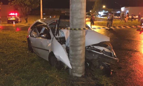 Motorista morre após sair para comprar cigarro e bater carro contra poste 
