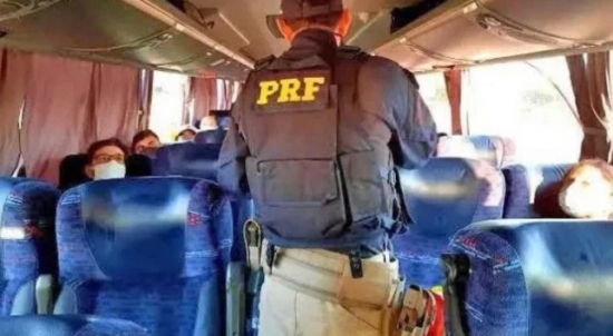 Homem toca em partes íntimas de mulher em ônibus e é preso pela PRF