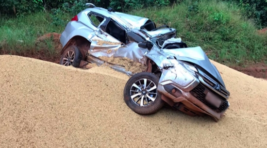 Após Acidente | Mãe e quatro filhos ficam presos em carro esmagado e saem ilesos