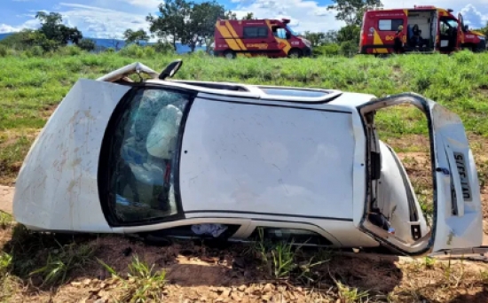 Dois idosos morrem e três pessoas ficam feridas após carro capotar na BR-020