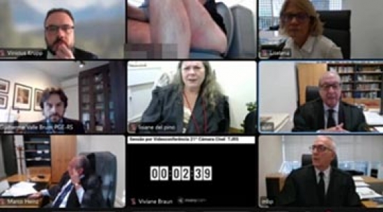 Sessão da Câmara é interrompida após homem aparecer em vaso sanitário