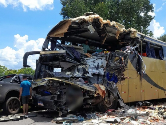 Oito pessoas morrem em acidente entre carreta e ônibus na BR-174 em MT