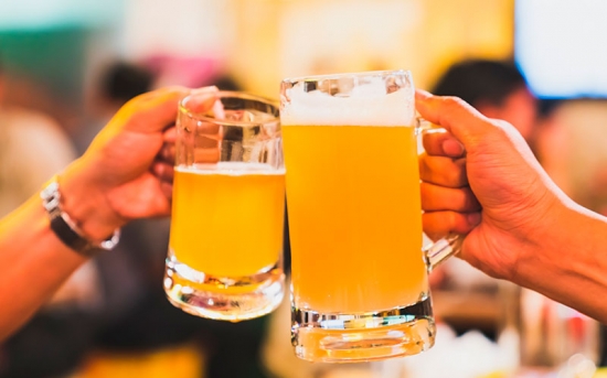 Consumo de bebidas alcoólicas pode acelerar desenvolvimento de Alzheimer