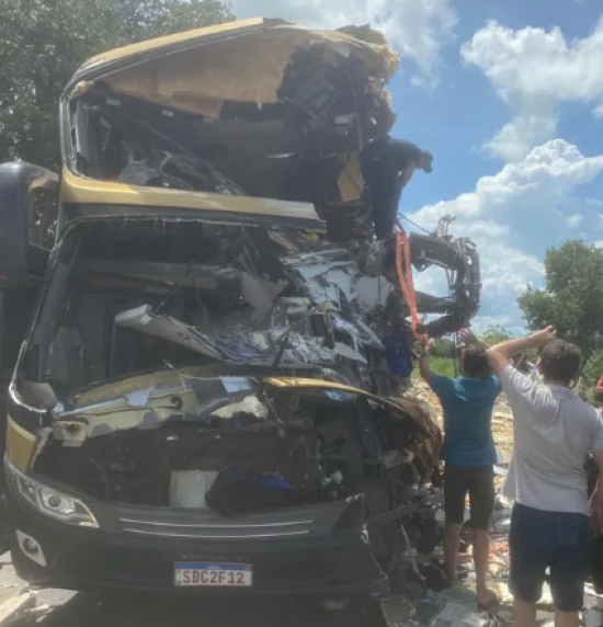 Carreta teria invadido pista contrária, diz PRF sobre dinâmica do acidente em que sete morreram na BR-174 em MT