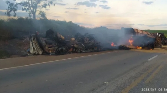 Caminhão tomba e pega fogo na BR-163 após pneu estourar