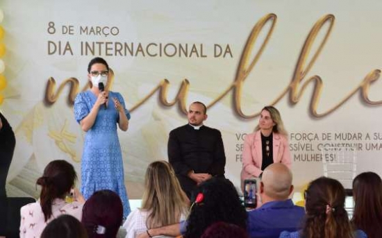 Primeira-dama de MT comemora o Dia Internacional das Mulheres com servidoras da Setasc