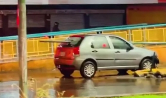 Mãe e filho saem quase ilesos de acidente em que barra de ferro atravessou carro de um lado ao outro