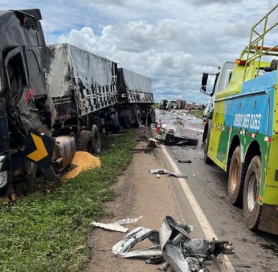 Duas carretas batem de frente na BR-163 em MT