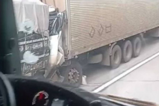 Motorista de caminhão fica preso às ferragens e morre após bater em traseira de carreta na BR-364